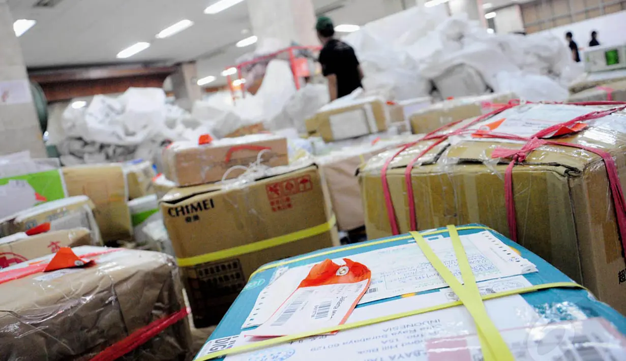 Sejumlah paket di Kantor Pos Pasar Baru yang sudah siap dikirim, Jakarta, Selasa (1/7/14). (Liputan6.com/Faizal Fanani)