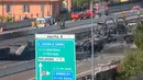 Kondisi jalan raya dekat kota Bologna setelah ledakan truk tangki yang membawa bahan mudah terbakar di Italia, Senin (6/8). Polisi telah menutup jalan serta daerah sekitarnya dan memperingatkan masyarakat tidak mendekat. (Giorgio Benvenuti/ANSA via AP)