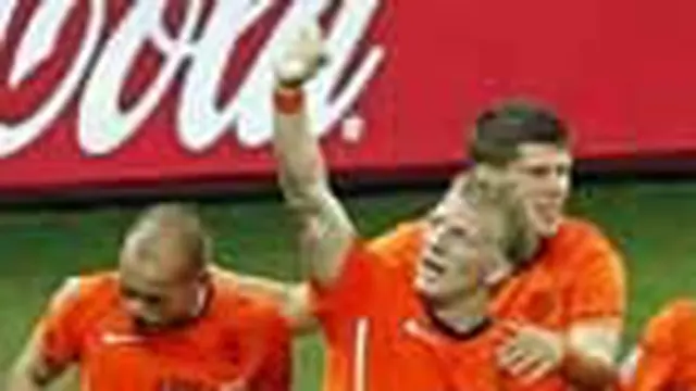 Belanda memastikan diri menempati satu slot di babak perempat final Piala Dunia 2010 setelah mengalahkan Slovakia 2-1 (1-0) di Stadion Moses Mabhide, Durban. Belanda kini tinggal menunggu pemenang antara Brasil dan Cile. 