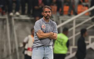 Pelatih Persija Jakarta,&nbsp;Mauricio Souza saat di pinggir lapangan dalam pertandingan persahabatan pramusim yang berlangsung di Jakarta International Stadium (JIS), Jakarta (26/07/2025) malam WIB. (Bola.com/Abdul Aziz)