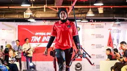 Atlet Panahan Indonesia, Diananda Chaerunnisa berjalan di atas karpet merah saat launching jersey terbaru Tim Indonesia untuk Asian Games 2022 Hangzhou di Kantor NOC Indonesia Lantai 16, Gedung FX Senayan, Jakarta, Sabtu (09/09/2023). (Bola.com/Bagaskara Lazuardi)