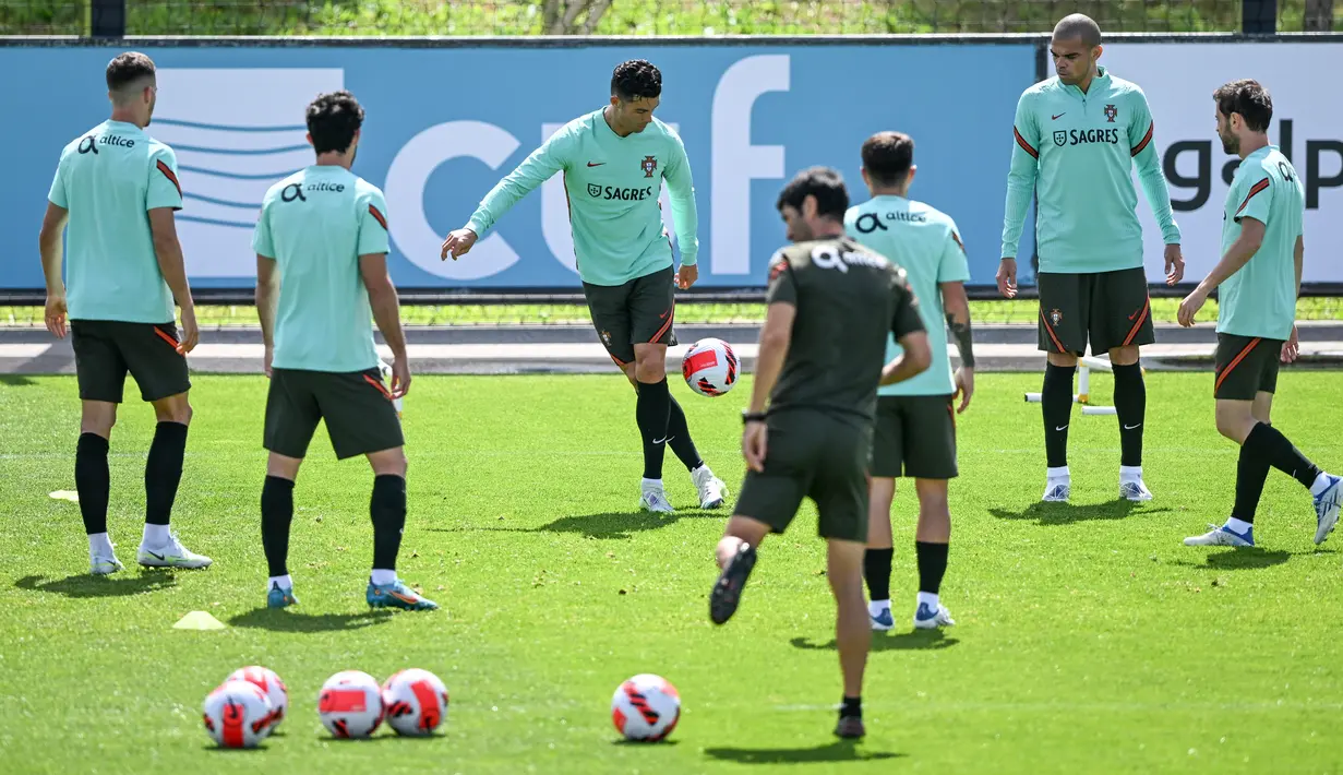 Para pemain timnas Portugal menghadiri sesi latihan di kamp pelatihan "Cidade do Futebol" di Oeiras, pinggiran Lisbon, Rabu (8/6/2022). Portugal akan menjamu Republik Ceko pada matchday 3 Grup 2 UEFA Nations League A 2022/2023 di Estadio Jose Alvalade, Jumat 10 Juni 2022 dini hari WIB. (PATRICIA DE MELO MOREIRA / AFP)