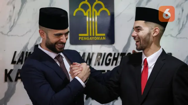 Foto: Pakai Peci Hingga Ucapkan Sumpah, Jordi Amat dan Sandy Walsh Sah Jadi Warlok