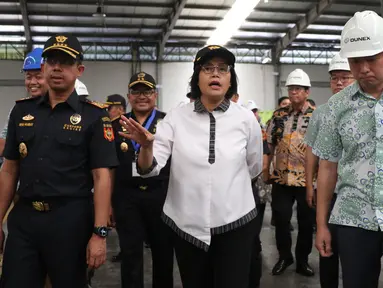 Menteri Keuangan Sri Mulyani ditemani Dirjen Bea dan Cukai  Heru Pambudi (kiri) mengunjungi Pusat Logistik Berikat (PLB) Dunia Express, Sunter, Jakarta, Jumat (4/10/2019). Sebelumnya, Sri Mulyani mengaku mendapat keluhan Presiden Jokowi terkait banjir impor tekstil.  (Liputan6.com/Angga Yuniar)