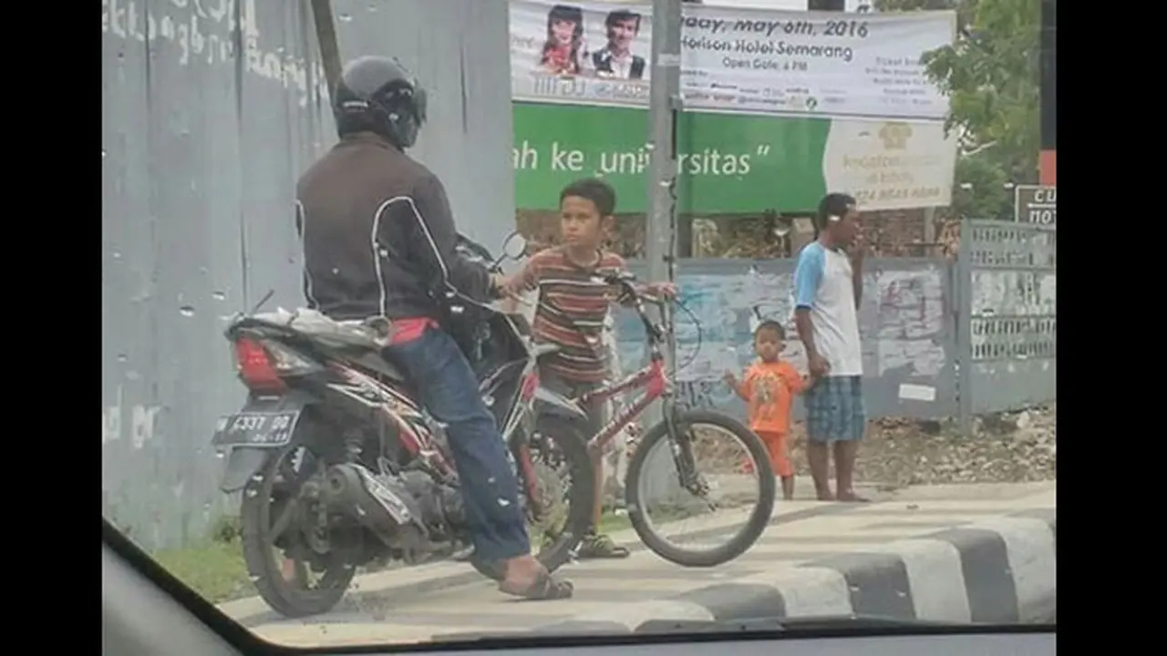 Pakai Sepeda, Bocah Ini Hadang Motor yang Naik ke Trotoar