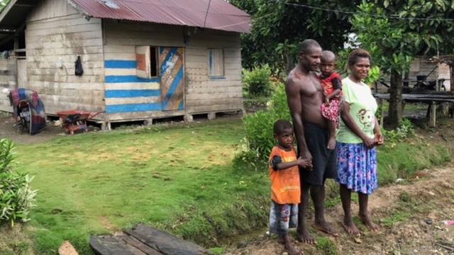 Keluarga yang tinggal di Desa Parauto, Nabire, Papua. (Vina A. Muliana/Liputan6.com)