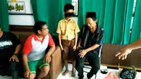 Si pelajar SD berseragam pramuka mengaku sudah mencuri berkali-kali sebelum akhirnya tertangkap tangan mencuri dompet kakek tua. (Liputan6.com/Fauzan)