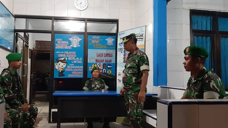 Anggota TNI yang mendatangi Pos Polisi usai 2 orang mahasiswa tewas saat demonstrasi di Kendari, Minggu (29/9/2019).(Liputan6.com/Ahmad Akbar Fua)