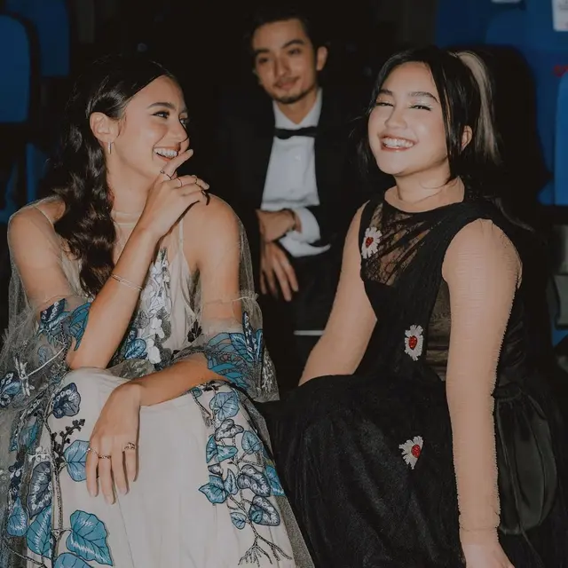 6 Potret Kebersamaan Pemain Merindu Cahaya de Amstel, Diangkat dari Kisah Nyata