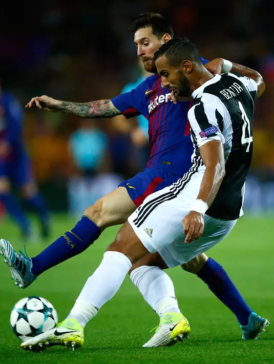 Pemain Barcelona, Lionel Messi berebut bola dengan pemain Juventus, Medhi Benatia pada babak penyisihan Grup D Liga Champions di Camp Nou, Selasa (12/9). Barcelona melibas Juventus dengan skor telak 3-0. (AP Photo/Manu Fernandez)