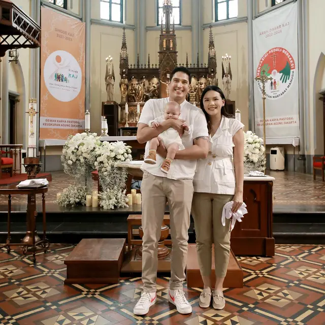 Tampil Gemas, Ini 7 Momen Pembaptisan Putra Marcel Chandrawinata di Katedral Jakarta