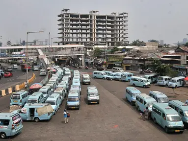 Angkutan kota (angkot) terparkir di Terminal Kampung Melayu, Jakarta, Selasa (10/7). Pemprov DKI Jakarta menargetkan seluruh operator angkot sudah bergabung dengan program OK Otrip pada akhir Juli 2018. (Merdeka.com/Iqbal Nugroho)