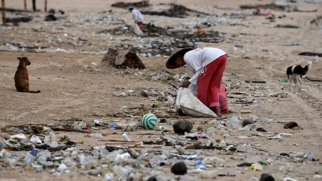 Sampah Kiriman Kotori Pantai Kedonganan Bali