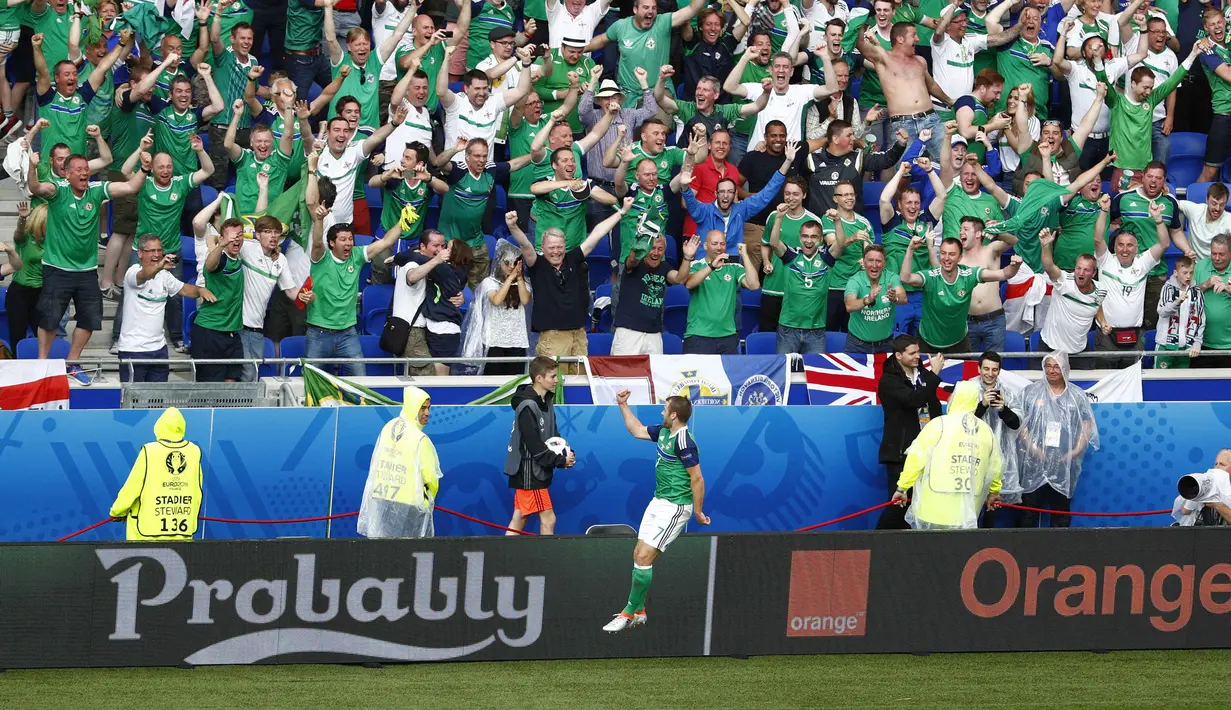  Pemain Irlandia Utara, Niall McGinn merayakan golnya bersama fans saat menglahkan Ukraina 2-0  pada laga grup C Euro Cup 2016 di Stadion Parc Olympique Lyonnais, Kamis ( 16/6/2016) WIB.  (REUTERS/Max Rossi)