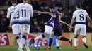 Striker Barcelona, Lionel Messi, berusaha melewati pemain Tottenham Hotspur pada laga Liga Champions di Stadion Camp Nou, Spanyol, Selasa (11/12). Kedua tim bermain imbang 1-1. (AP/Manu Fernandez)
