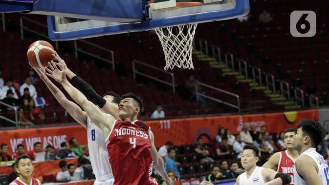 Pebasket Indonesia, Abraham Grahita, saat melawan Thailand pada SEA Games 2019 di Mall Of Asia Arena, Manila, Filipina, Rabu (4/12/2019). Indonesia kalah 76-98 dari Thailand. (Bola.com/M Iqbal Ichsan)