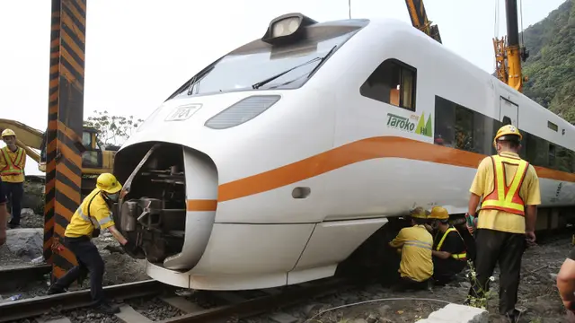 FOTO: Bertambah, Korban Tewas Akibat Kecelakaan Kereta di Taiwan Jadi 50 Orang
