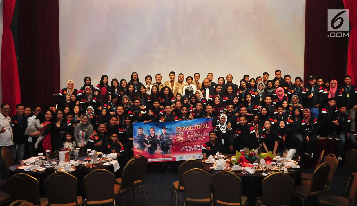 Para finalis CJA berfoto dalam acara awarding Citizen Journalist Academy - Energi Muda Pertamina di Jakarta, Sabtu (18/11). Acara awarding memberikan sejumlah penghargaan untuk performa kerja dan hasil karya para finalis. (Liputan6.com/Helmi Afandi)