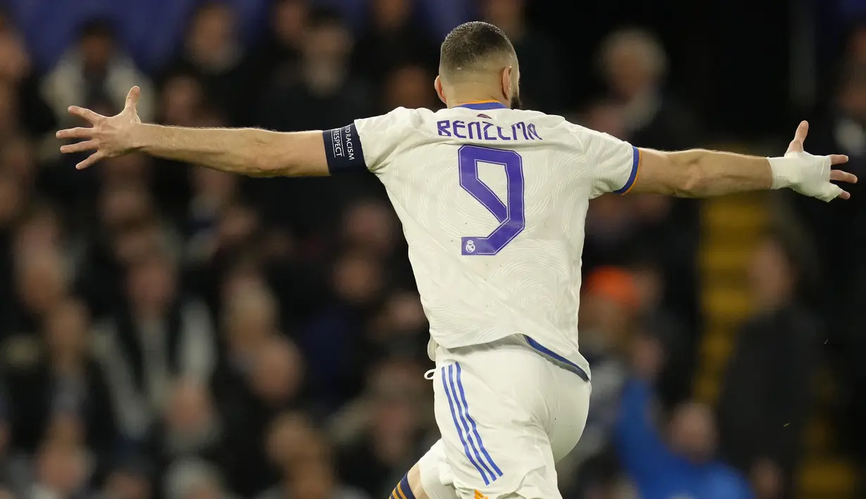 Bomber Timnas Prancis berdarah Aljazair ini memborong tiga gol kemenangan Real Madrid atas Chelsea pada babak perempat final Liga Champions. Karim Benzema mengaku puasa tidak mempengaruhi performanya di lapangan. (AP/Kirsty Wigglesworth)