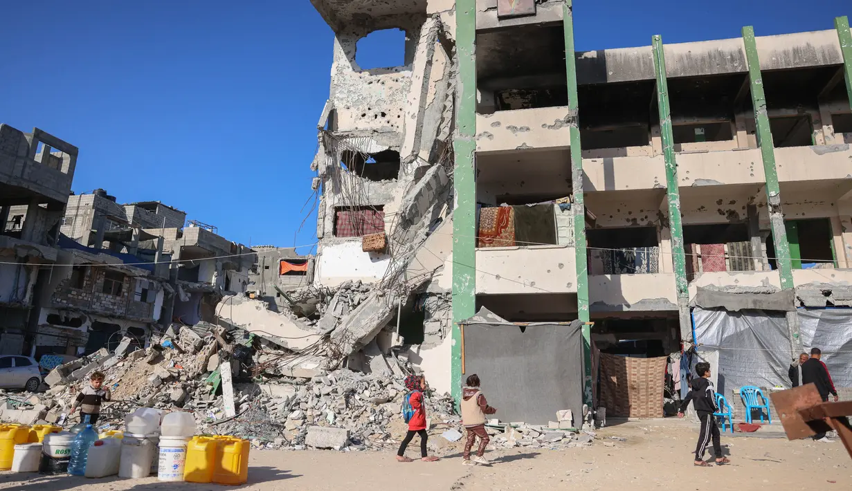 Sementara itu, sudah lebih dari 90 persen gedung sekolah di Gaza rusak akibat pengeboman Israel. (Bashar TALEB/AFP)