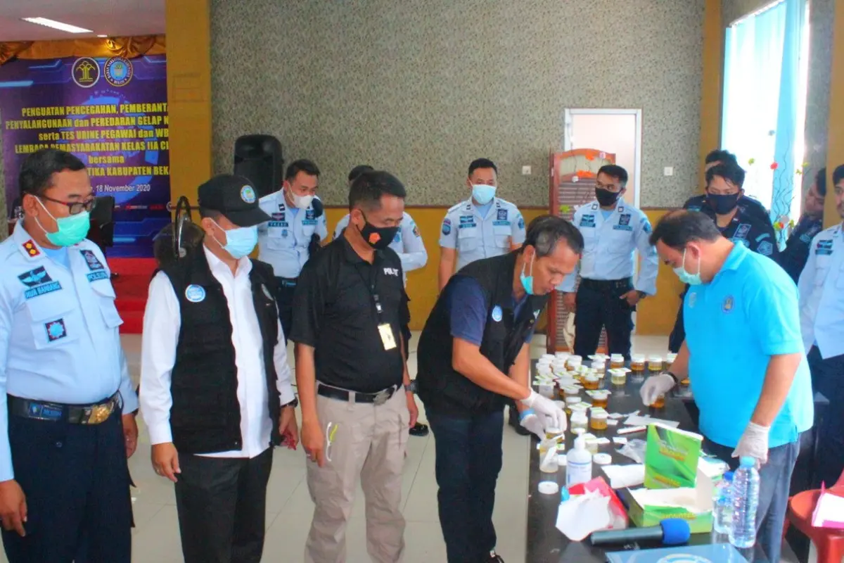 Petugas Lapas Kelas IIA Cikarang Kabupaten Bekasi menjalani tes urine. (Foto: Istimewa)
