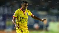 Gelandang Sriwijaya FC, Firman Utina, saat tampil melawan Persib pada laga Torabika Soccer Championship 2016 di Stadion Si Jalak Harupat, Bandung, Sabtu (30/4/2016). (Bola.com/Vitalis Yogi Trisna)