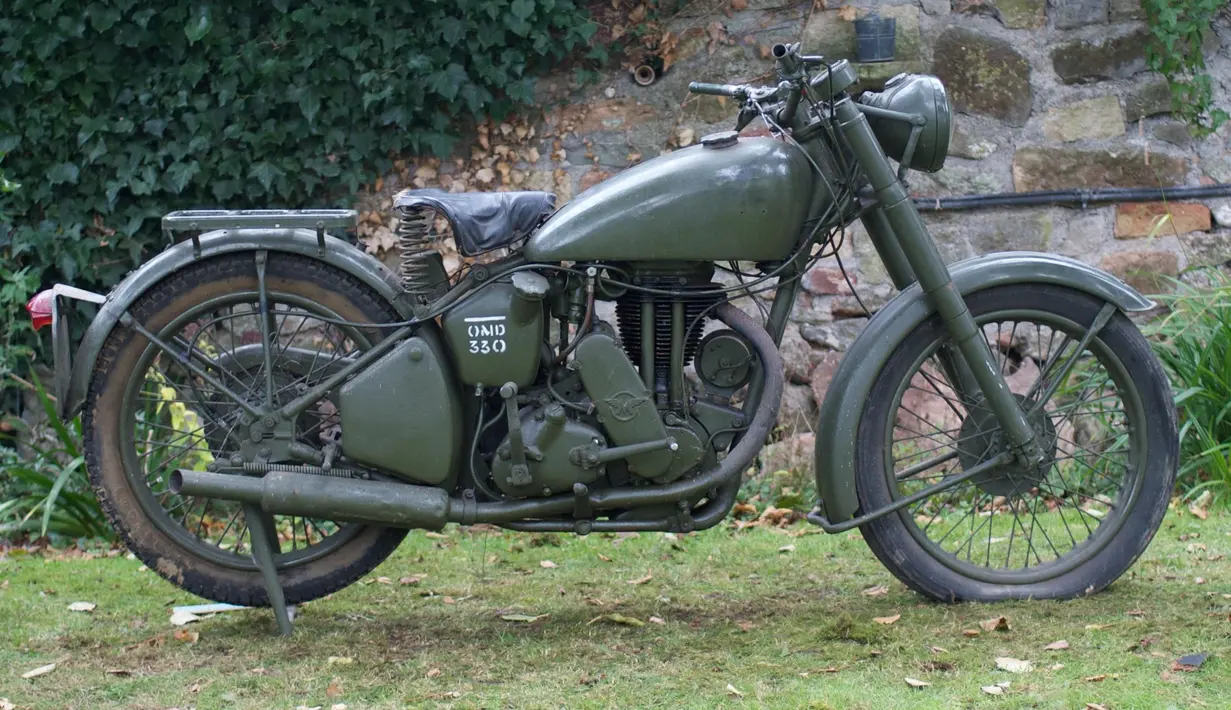 Matchless G3/L ini lahir pada 1941-1960 dan digunakan untuk keperluan perang. Selama masa produksinya, motor ini berhasil dijual hingga 80 ribu unit. Mesinnya menggunakan mesin single cylinder 2-tak berkapasitas 344cc dengan tenaga 16 Hp bertransmisi manual 4-speed. (Source: bonhams.com)