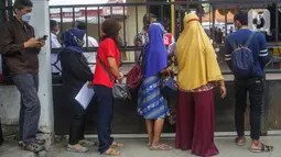 Warga menunggu mengikuti program vaksinasi massal Covid-19 di PMI Kota Bekasi, Jawa Barat, Sabtu (21/08/2021). Vaksin yang digunakan dalam vaksinasi massal tersebut yakni vaksin Astrazeneca. (Liputan6.com/Herman Zakharia)