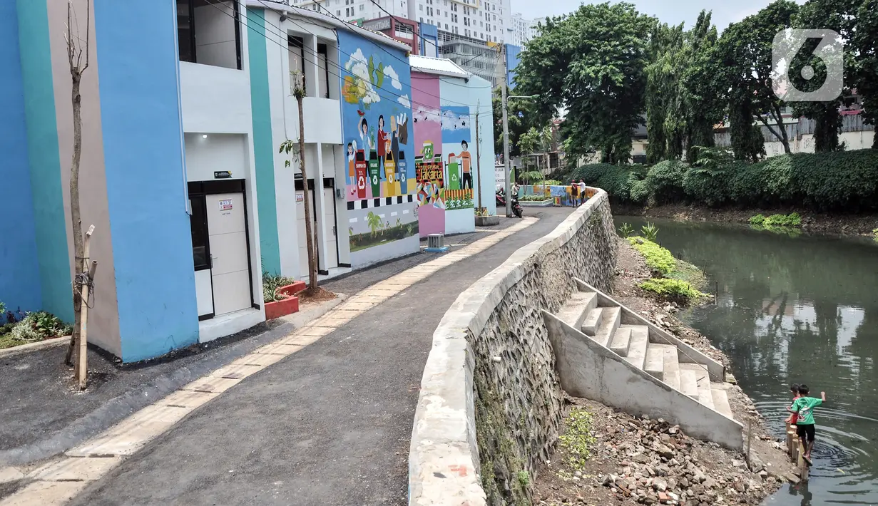 Anak-anak bermain di sungai yang ada di Kampung Gembira Gembrong, Cipinang Besar Utara, Jakarta Timur, Selasa (4/10/2022). Pembangunan Kampung Gembira Gembrong yang terdiri atas 138 unit rumah dampak korban kebakaran tersebut kini telah rampung dan disambut antusias oleh warga dan anak-anak setempat. (merdeka.com/Iqbal S. Nugroho)