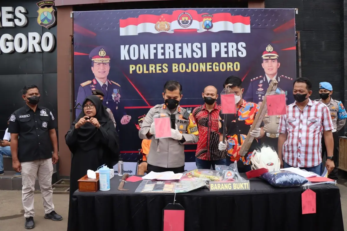 Polisi menangkap 3 perampok spesialis rumah mewah di Bojonegoro. (Dian Kurniawan/Liputan6.com)