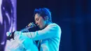 <p>Kali ini, G-Dragon mengenakan setelan putih. Dengan atasan blazer yang tampak mewah dihiasi dengan kristal hitam di beberapa sisi jas tersebut. [Dok. Chanel]</p>