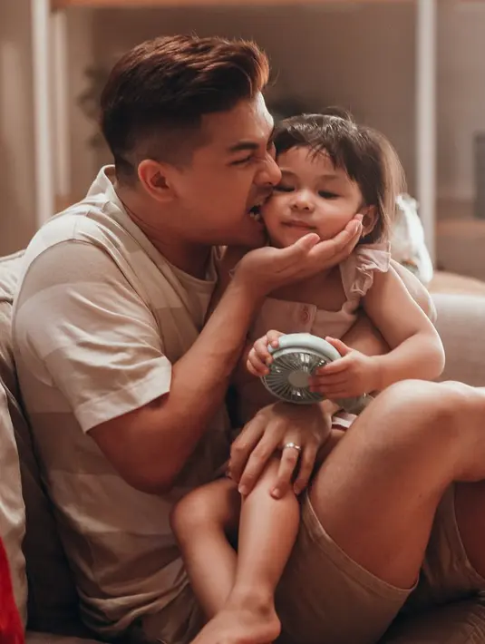 Tak hanya menggendong, pada sebuah postingan tampak Glenn menggigit pipi Nastusha yang bulat. (Foto: instagram.com/glennalinskie)