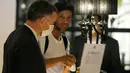 Mantan pemain timnas Brasil, Ronaldinho tiba di sebuah hotel untuk menjalani tahanan rumah di Asuncion, Paraguay, Selasa (7/4/2020). Ronaldinho kini berstatus tahanan kota setelah dibebaskan dari penjara dengan dengan membayar uang jaminan sebesar sekitar Rp 25 miliar. (AP/Jorge Saenz)