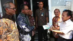 Deputi Gubernur BI, Sugeng berbincang dengan warga saat meninjau proses penukaran uang receh, Jakarta, Rabu (7/6). Persediaan tersebut lebih tinggi dari perkiraan kebutuhan uang kartal saat Lebaran yang mencapai Rp 167 triliun. (Liputan6.com/Angga Yuniar)