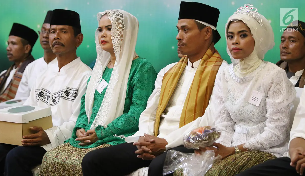 Sejumlah pasangan mengikuti rangkaian kegiatan nikah massal bertajuk PKB Mantu di Jakarta, Jumat (25/8). Sebanyak 103 pasangan turut ambil bagian pada nikah massal tersebut yang berasal dari lima wilayah di Jakarta. (Liputan6.com/Immanuel Antonius)