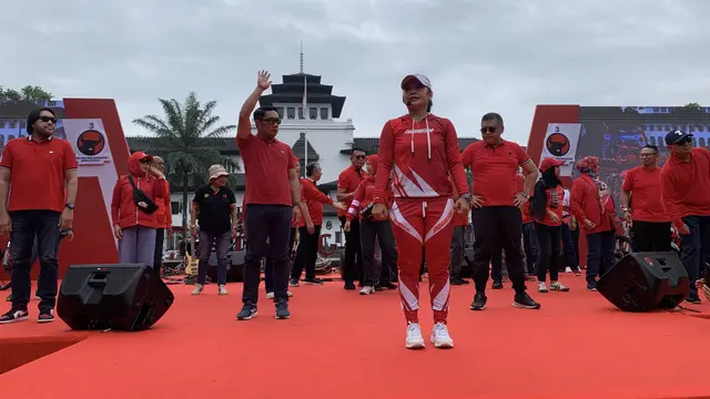 Gubernur Jabar Ridwan Kamil dan Sekjen PDIP Hasto Kristiyanto Kompak Pakai Baju Merah Saat Senam Pagi di Bandung