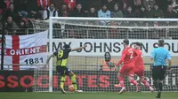 Gelandang Manchester City asal Jerman bernomor punggung 19, Ilkay Gundogan (kiri), kehilangan kesempatan ini selama pertandingan putaran keempat Piala FA Inggris antara Leyton Orient dan Manchester City di Stadion Gaughan Group, Brisbane Road di London timur pada tanggal 8 Februari 2025. (JUSTIN TALLIS/AFP)
