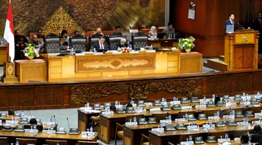 Ketua DPR RI Setya Novanto (kanan) menyampaikan pidato saat sidang paripurna di Komplek Parlemen, Jakarta. Jumat (24/04/2015). Sidang Paripurna yang beragendakan Laporan Komisi III DPR RI terhadap Hasil Pembahasan atas RUU. (Liputan6.com/Andrian M Tunay)