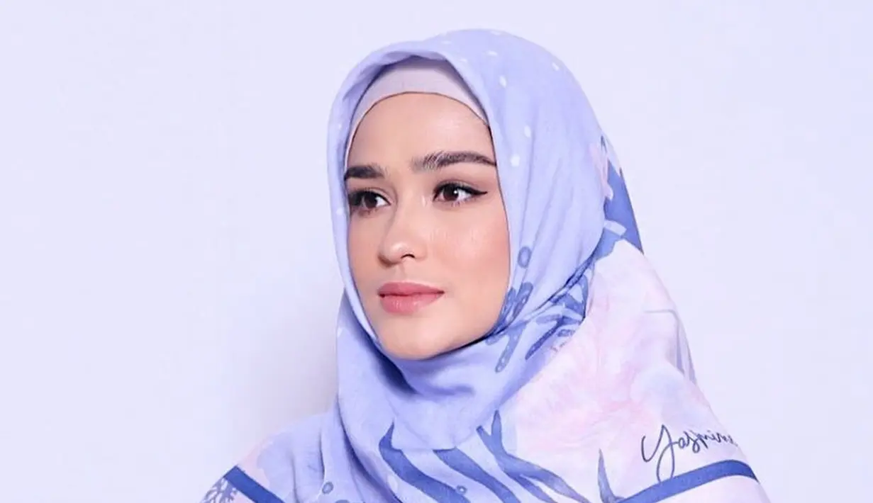 Biasa tampil dengan rambut panjang yang di urai, ketika berhijab, Yasmin Wildblood juga tak kalah menawan. Wanita kelahiran 11 Maret 1993 ini juga mendapatkan banyak pujian saat mengunggah potret berhijab. (Liputan6.com/IG/yaswildblood)