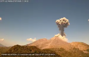 Gunung Lewotobi Laki-Laki Erupsi 1.400 Meter, Waspada Radius Bahaya
