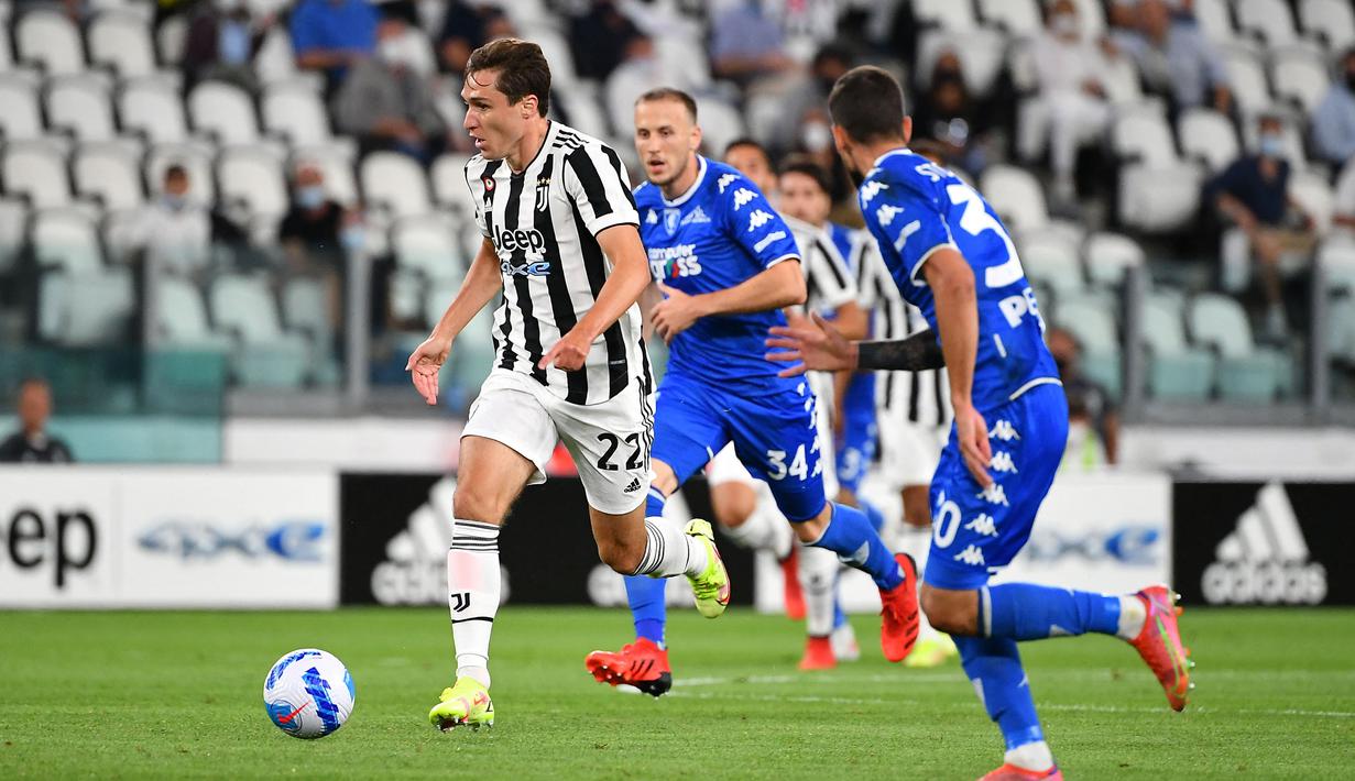 Juventus langsung tancap gas sejak awal. Pada menit ke-4 dan ke-8, Federico Chiesa sudah memaksa Vicario menyelamatkan tembakan kerasnya yang nyaris berbuah gol. (Foto: AFP/Isabella Bonotto)