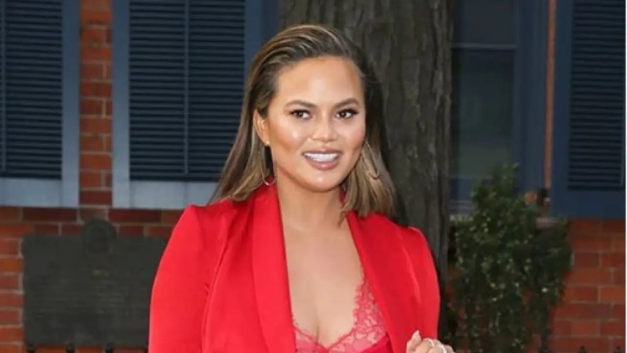 Chrissy Teigen, Wanita Hamil Terseksi Dalam Busana Merah