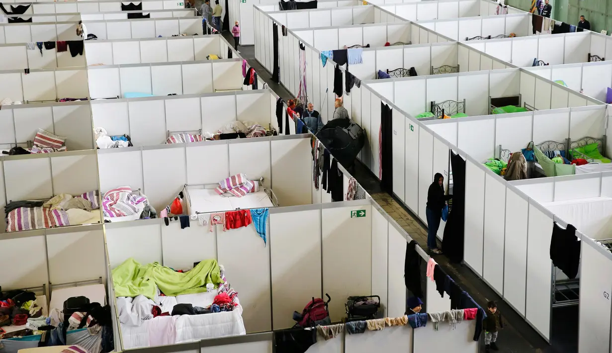 Pemandangan deretan ruang tidur bagi para migran di dalam hanggar bekas bandara Tempelhof di Berlin, Jerman, Rabu (9/12/2015). Jerman menerima satu juta migran dari beberapa negara yang sedang dilanda perang. (REUTERS/Fabrizio Bensch)