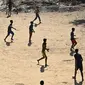 Anak-anak pengungsi Rohingya bermain sepak bola di kamp pengungsi Kutupalong di Ukhia (22/3/2022). Ratusan ribu orang Rohingya melarikan diri dari Myanmar setelah tindakan keras tahun 2017, yang menjadi subjek kasus genosida di pengadilan tertinggi PBB di Den Haag. (AFP/Munir Uz Zaman)