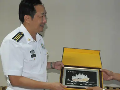 Citizen6, Surabaya: Setelah akhir kunjungan, Gunbernur Dallian Naval Academy, Senior Captain Jiang Guoping menyerahkan cindera mata kepada Dankobangdikal Laksda TNI Djoko Teguh Wahojo. (Pengirim: Penkobangdikal).