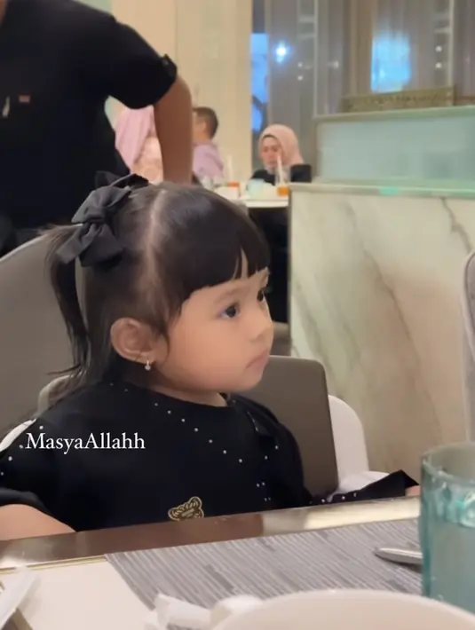 Putri Pertama Aurel Hermansyah juga turut serta hadir. Ameena mengenakan atasan warna hitam. [@kesharatuliu05]