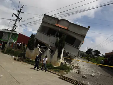 Sebuah gempa berkekuatan 6,9 Skala Richter mengguncang perbatasan Guatemala dan Meksiko, Senin (7/7/14). (REUTERS/Jorge Dan Lopez)