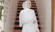 Look feminin berikut ini cocok untuk busana ke kondangan, padukan tunik warna putih dengan rok plisket warna cokelat. (Instagram/meiraniap).
