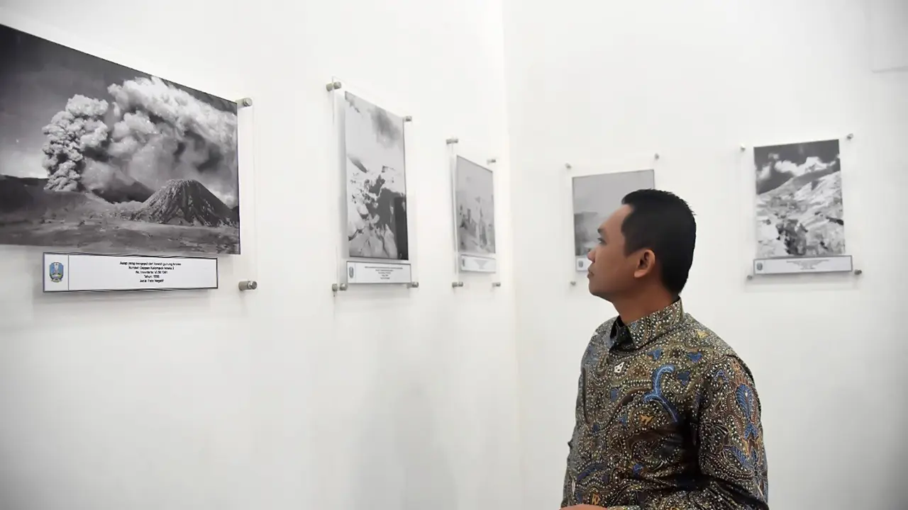 Bupati Lumajang Thoriqul Haq melihat  pameran Erupsi Gunung Semeru di Pendopo Kabupaten Lumajang (Istimewa)