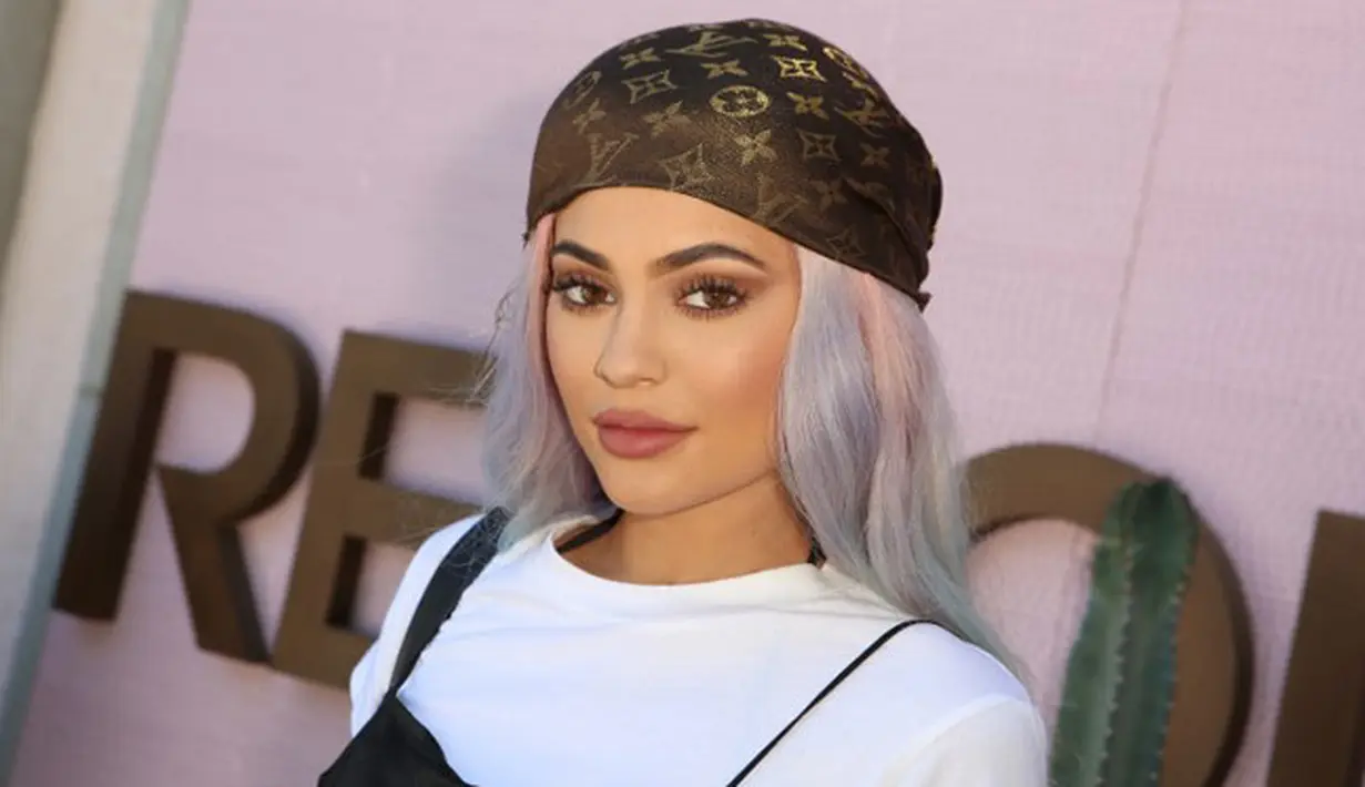 Kylie Jenner, selain sibuk berkarier dalam dunia hiburan juga giat dalam menjalankan bisnis kosmetiknya. Namun di balik itu, Kylie seringkali disebut hanya menggunakan nama keluarga untuk mencapai ketenaran. (AFP/ARI PERILSTEIN)